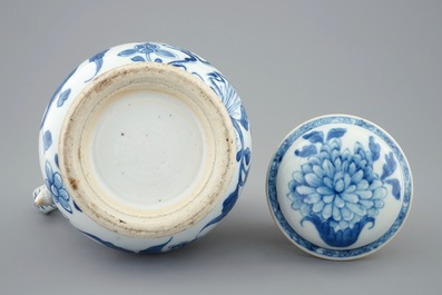 Een blauw-witte Chinese kan met deksel, Kangxi